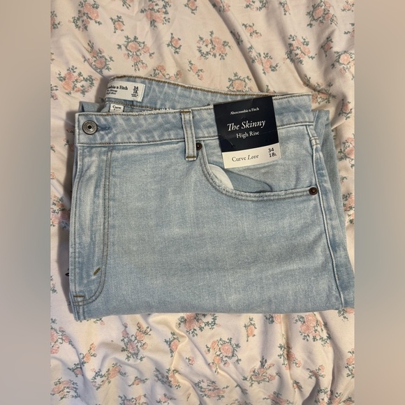 NWT Abercrombie and Fitch Light Wash Curve Love High Rise Skinny Jean - Picture 6 of 7